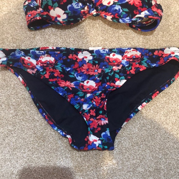 Bikini - Picture 2 of 8